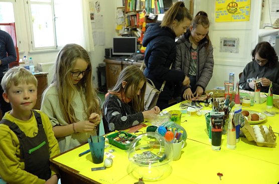 Osterschmuck wird am Freitag f&uuml;r den Brunnen gebastelt.  (Foto: Frank Tuschy)