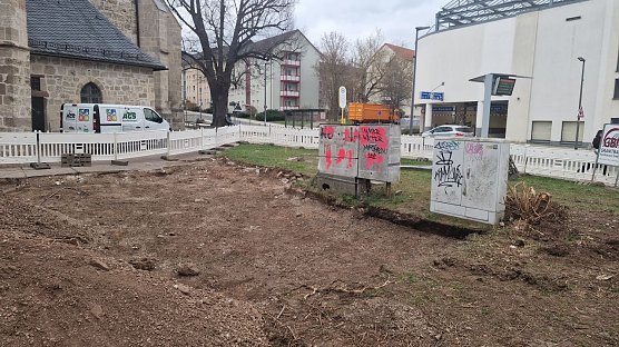 Hinter der Haltestelle am Pferdemarkt soll der alte Brunnen neu entstehen (Foto: agl)