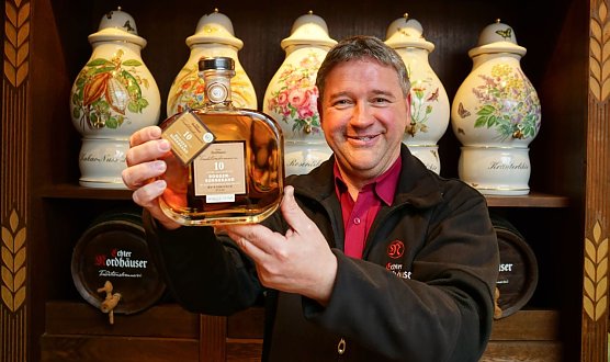 Traditionsbrennereichef Thomas M&uuml;ller zeigt den neuen Premium-Korn.  (Foto: ssc)
