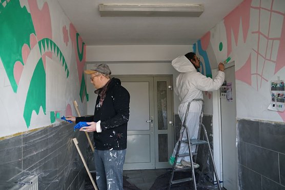 Die beiden Mitarbeiter der Jugendkunstschule Sebastian Schimmel und Rodrigo Pereyra gestalten denEingang in der Ostrower Stra&szlig;e neu. (Foto: SWG Nordhausen)