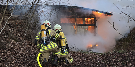 Die H&uuml;tte stand beim Eintreffen der Wehren in Vollbrand.  (Foto: Silvio Dietzel)