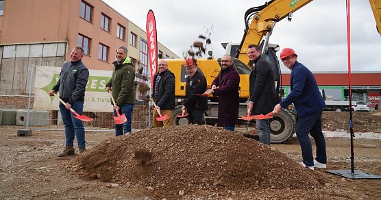 Silvio Wagner, OB Kai Buchmann, Mario Breiter, Helge Malerz, Nawid Ahmadi, Hagen Heppauf und Sebastian Fuchs. (Foto: ssc)