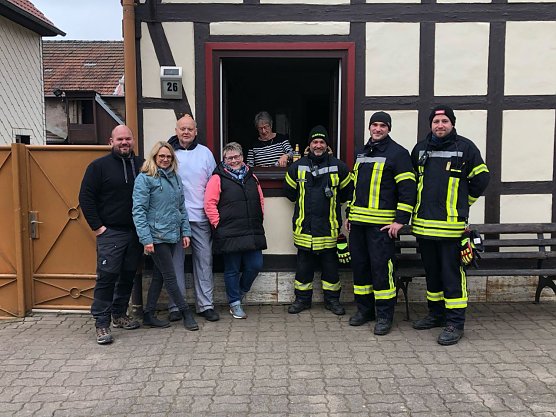 Viele Ehrenamtliche unterst&uuml;tzen Manfred Handke bei der Osteraktion, wie hier bei einer fr&uuml;heren Aktion  (Foto: Steffi Hilpert)