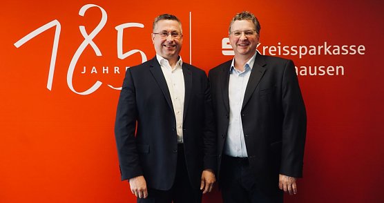Der Sparkassen-Vorstand kann f&uuml;r 2025 eine positive Bilanz ziehen, v.l.: Jan Oberb&uuml;chler und Thomas Seeber (Foto: agl)