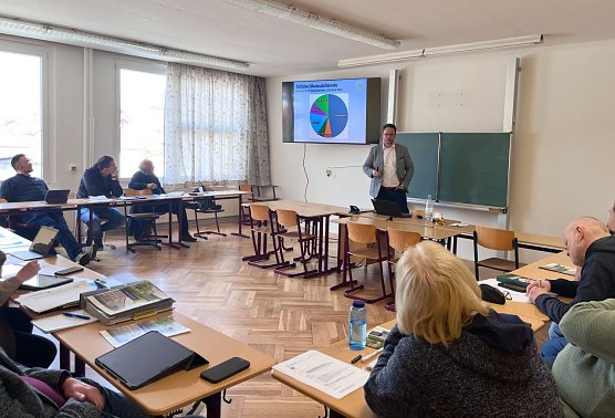 Schulleiter Martin Drick empfing jetzt den Schulausschuss in einem Haus.  (Foto: ssc)
