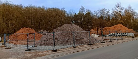 Wie sich Nordhausen nicht pr&auml;sentieren sollte, zeige der Lagerplatz am Beethovenring, wo sich inzwischen meterhohe Berge aus Erde t&uuml;rmen - mitten in der Stadt. (Foto: Kerstin D&uuml;ben-Schaumann)