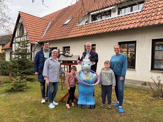 Patrick B&ouml;rsch, Gesch&auml;ftsf&uuml;hrer des KSB, und Stefan N&uuml;&szlig;le, Schulverwaltungschef, &uuml;berbrachten den Wanderpokal.  (Foto: KSB)