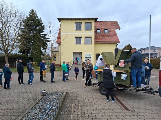 Zeitweise herrschte gro&szlig;er Andrang an der Gulaschkanone.  (Foto: Handke/privat)