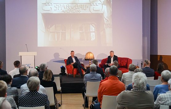 Die WBG-Vorst&auml;nde Sven D&ouml;rmann und Steffen Loup (rechts) berichteten aus der Geschichte der Genossenschaft.  (Foto: ssc)