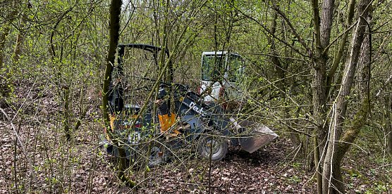 Die beiden Baufahrzeuge fand die Polizei im Gestr&uuml;pp.  (Foto: Landespolizeiinspektion Nordhausen)