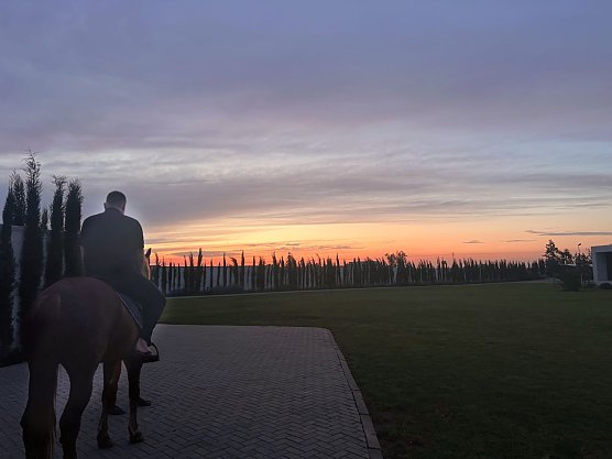 Mit dem Pferd in den Sonnenuntergang. (Foto: Marcus Roesch) Mit dem Pferd in den Sonnenuntergang. (Foto: Marcus Roesch)