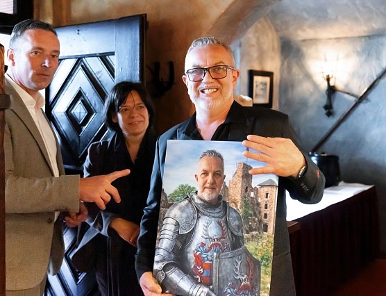 NUV Vorsitzender Niels Neu (1.v.l.) gratuliert Kai Prengel (1.v.r.) zum 25-j&auml;hrigen Bestehen (Foto: NUV)