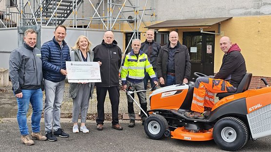 Von link: Silvio Wagner, Andreas Peter, Beanke Agert-Niemand, Manfred Handke, Ralf Drescher, Hans-J&uuml;rgen Weidt, Matthias Jendricke und Norman Scnliefke  (Foto: nnz)