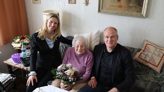 Liselotte Schmidt bekam zu ihrem 100. Geburtstag Besuch vom Landrat und der B&uuml;rgermeisterin (Foto: Stadt Nordhausen)
