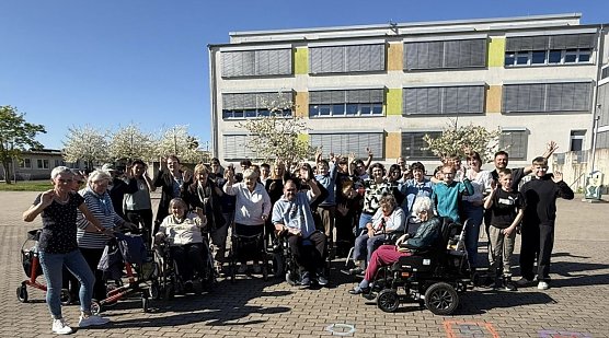 Die Klasse 7c der Nordh&auml;user Lessingschule pflegt eine Freundschaft mit dem Seniorenheim Haus am Park. (Foto: Elisabeth Fischer)