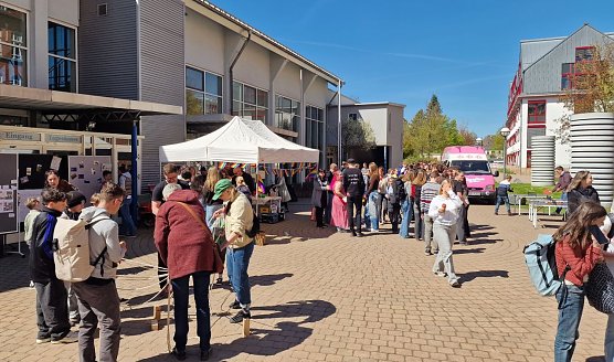 Vor der Wiedigsburghalle organisierten Eltern eine eigene Veranstaltung  (Foto: agl)