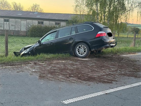 Das Auto landete nach dem Zusammensto&szlig; mit der Laterne im Stra&szlig;engraben. (Foto: Silvio Dietzel)