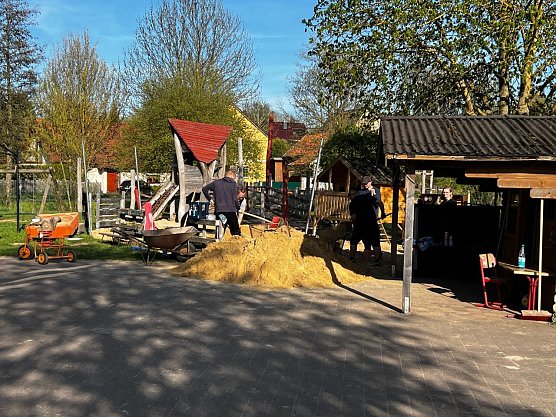 Die Eltern schaufelten jede Menge Sand um.  (Foto: Beanke Agert Niemand)