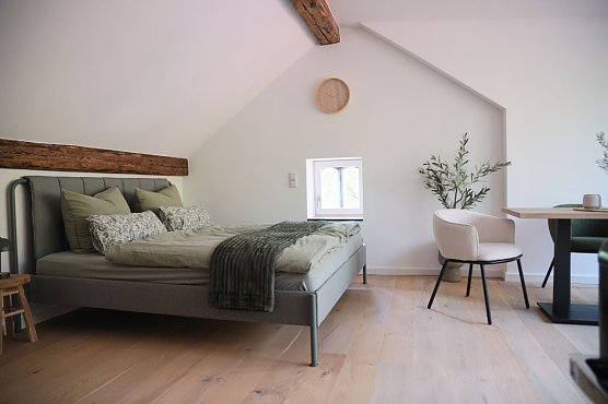 Unterm Dach ist eine kleine Ferienwohnung entstanden. (Foto: ssc)