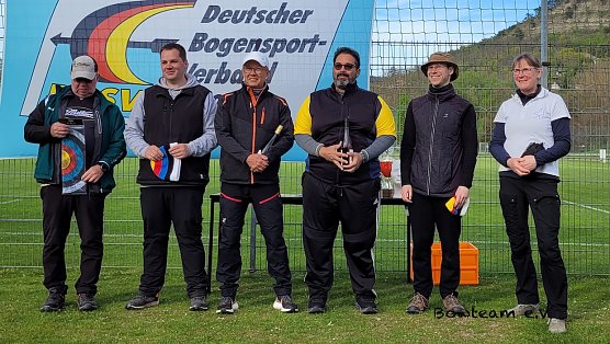 Erfolgreiche Bogensch&uuml;tzen in Jena: Rechts aussen Susanne Walther, 3. von rechts Miguel Roche  (Foto: Lena Frodl)