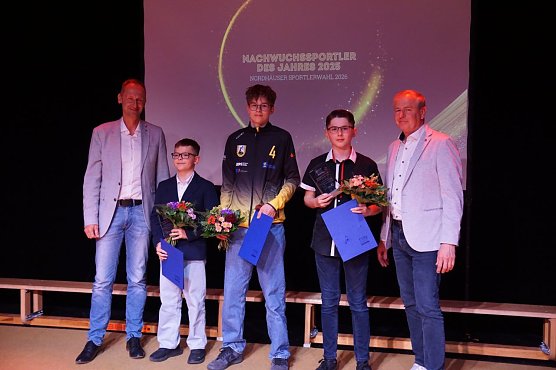 Die drei besten Nachwuchssportler und die Paten, Sven D&ouml;rmann und Steffen Loup von der WBG S&uuml;dharz. (Foto: ssc)