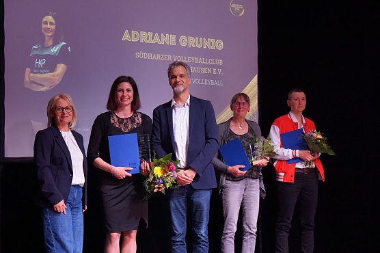 Adriane Grunig ist Sportlerin des Jahres, auf den weiteren Pl&auml;tzen folgten Susanne Walther und Doreen Schilling. Gl&uuml;ckw&uuml;nsche kamen von Kathrin Materlik, Chefin der S&uuml;dharzwerke (links) und OB Kai Buchmann. (Foto: ssc )