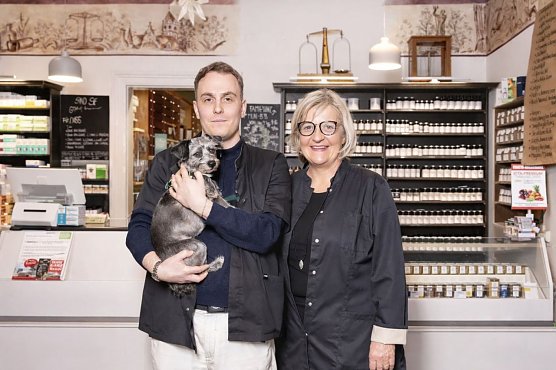 Zwei Apotheker-Generationen: Alexander Freyberg soll Kathrin G&ouml;pffarth's Apotheken in Nordhausen und Niedersachswerfen &uuml;bernehmen (Foto: K. G&ouml;pffarth)