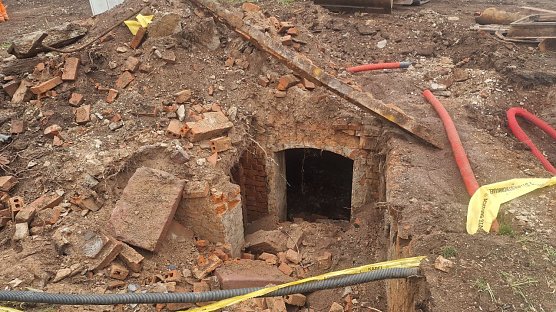 Kaum verf&uuml;llt und nur ein paar Zentimeter unter unseren F&uuml;&szlig;en - bei Bauarbeiten am Blasii-Kirchplatz ist ein alter Keller aufgetaucht (Foto: agl)