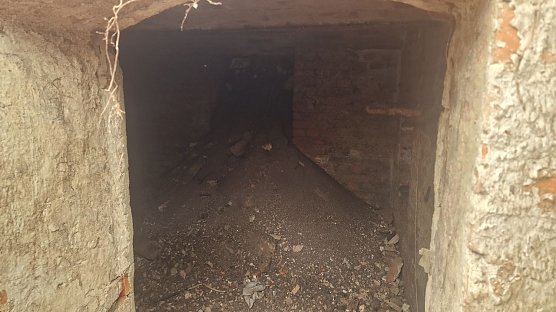 Der alte Keller wurde scheinbar nur notd&uuml;rftig verf&uuml;llt (Foto: agl)
