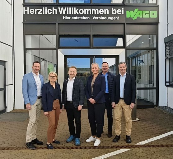 Kai Bokelmann (VP Plant Sondershausen), Diana Wilhelm (VP Corporate Logistics), NUV-Vorstand Marcel K&uuml;bler, Ilka Helbing (VP Human Resources Sondershausen), NUV-Vorstandsvorsitzender Niels Neu und Dr. Sebastian L&uuml;ning (Vorstand K-UTEC AG Salt Technologies) bei einem Unternehmensbesuch am Standort Sondershausen. (Foto: Claudia Rheinl&auml;nder)
