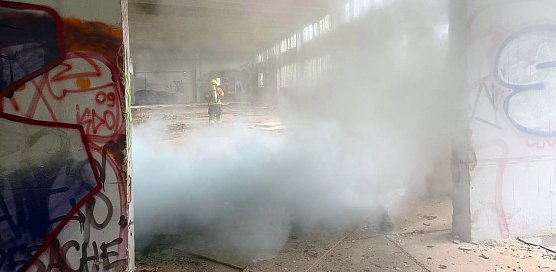 In dieser leerstehenden Halle auf einer Industriebrache in Nordhausen haben Kinder gez&uuml;ndelt. (Foto: Silvio Dietzel)