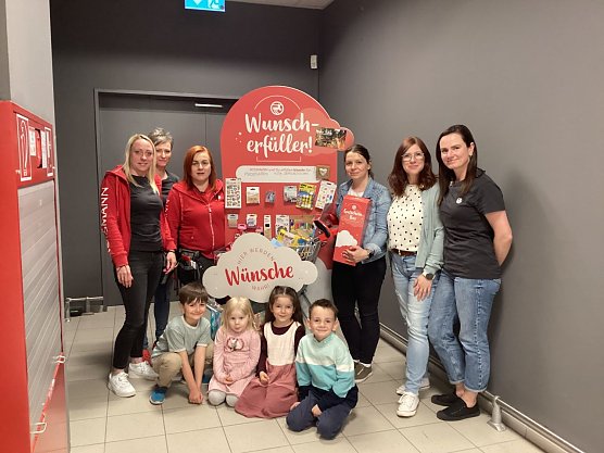 Melanie Czerwinski und Sandra Ziegler-Koch vom Kindergarten Domschl&ouml;sschen.  Auch die Kinder Arne Buchardt, Martha Ziegler, Pau Bujosa-Hagedorn und Carlotta Rosenkranz freuten sich &uuml;ber die Spende, die die Rossmann-Mitarbeiterinnen Susann Hoffmann, Sandra Schug, Christina Buchardt und Sandra Langbein &uuml;bergaben.. (Foto: Drogerie )
