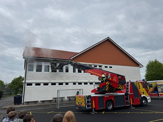 Feuerwehr&uuml;bung an der Petermannschule (Foto: Pressestelle Landratsamt)