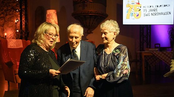 Ingrid und Manfred Jakob leben seit 73 Jahren in einer SWG-Wohnung am Bebel-Platz. SWG-Chefin Inge Klaan zeichnet sie daf&uuml;r aus.  (Foto: ssc)