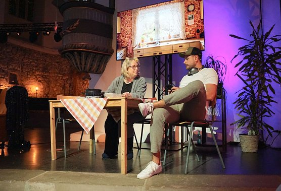Wenn die Gesch&auml;ftsf&uuml;hrerin und der Prokurist in Kost&uuml;me schl&uuml;pfen und die Geschichte der SWG anhand des Lebens einer Mieterin erz&auml;hlen.  (Foto: ssc)