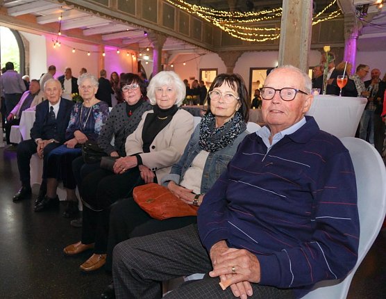 Wurden ausgezeichnet: Hans Bischleb (in Begleitung seiner Tochter), Anneliese Huijer (in Begleitung ihrer Tochter) sowie Ingrid und Manfred Jakob. Auf dem Foto fehlen: Reiner Pommer und Nobert Schulze.  (Foto: ssc)