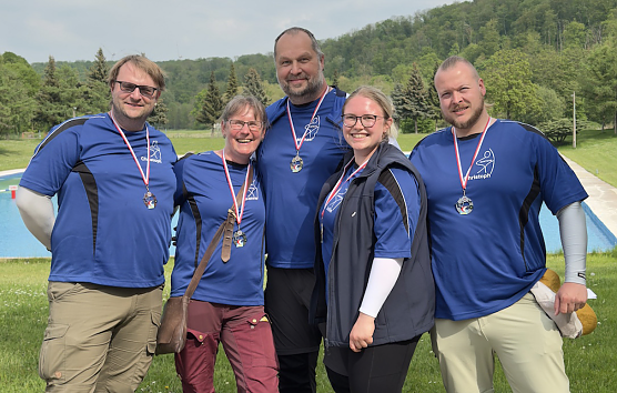 Von der Th&uuml;ringer Landesmeisterschaft in Camburg brachte das Bowteam Titel und Medaillen mit (Foto: Susanne Walther)