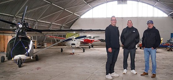 Steffen Grischinski, Steffen Zickenrott und Torsten Pietzsch im Hangar, der bei schlechten Wetter zur Partyhalle werden soll. (Foto: Susanne Schedwill)