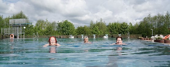 Roswitha und Erich Kr&ouml;hn aus Niedersachswerfen sowie Anne-Carola Berg haben heute in Niedersachswerfen die Badesaison er&ouml;ffnet.  (Foto: Susanne Schedwill)