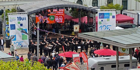 Am Samstag war es deutlich voller zum Bahnhofsfest in Nordhausen. (Foto: Peter Blei)