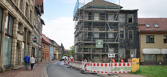 Das alte Wohn- und Geschäftshaus am Nikolaiplatz in Ellrich wird derzeit abgerissen. (Foto: ssc) Das alte Wohn- und Geschäftshaus am Nikolaiplatz in Ellrich wird derzeit abgerissen. (Foto: ssc)