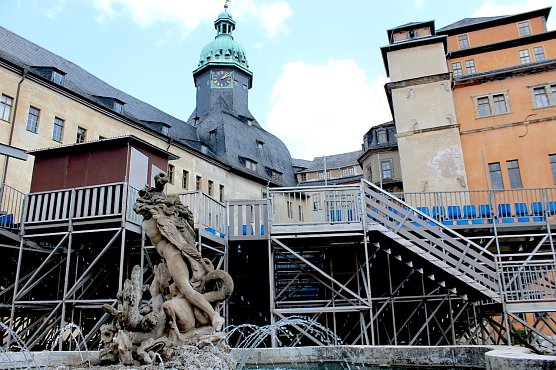 Der Sondersh&auml;user Schlosshof wird f&uuml;r die Schlossfestspiele vorbereitet (Foto: Eva Maria Wiegand)