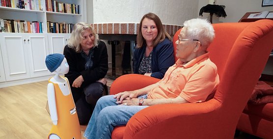 Kerstin J&uuml;hlich und Sophia Westphal (v.l.nr.) im Gespr&auml;ch mit Helga Wolf und Navel.  (Foto: ssc)