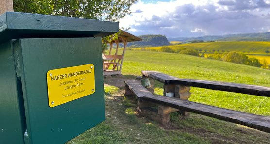 Die lange Bank zwischen Niedersachswerfen und Harzungen ist Sonderstempelstelle der Harzer Wandernadel.  (Foto: ssc)