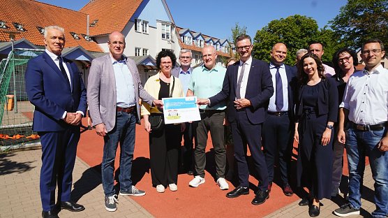 Bildungsminister Christian Tischner &uuml;berbrachte heute Landrat Matthias Jendricke eine F&ouml;rdermittelbescheid f&uuml;r den Neubau zweier Hortgeb&auml;ude in Ellrich und Heringen. (Foto: ssc)