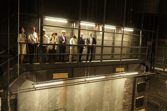 Die neue B&uuml;hnentechnik wurde &uuml;ber den Theaterbrettern eingehangen, was im Vergleich zu fr&uuml;her auch Platz am Boden spart (Foto: agl)