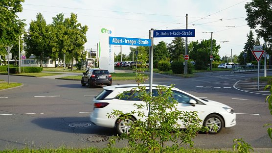 Bild: Die Kreuzung Dr.-Robert-Koch-Stra&szlig;e und Albert-Tr&auml;ger-Stra&szlig;e soll zum Kreisel umgebaut werden, sofern ein Vekehrsversuch zeigt, dass durch einen Kreisel der Verkehr besser flie&szlig;t.