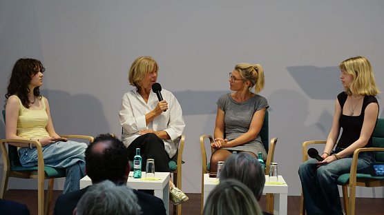 Bild: Frederike Nummer (links) und Marlena Hoche (rechts) im Gespr&auml;ch mit der fr&uuml;heren Nordh&auml;user Oberb&uuml;rgermeisterin Barbara Rinke zum 17. Juni. 