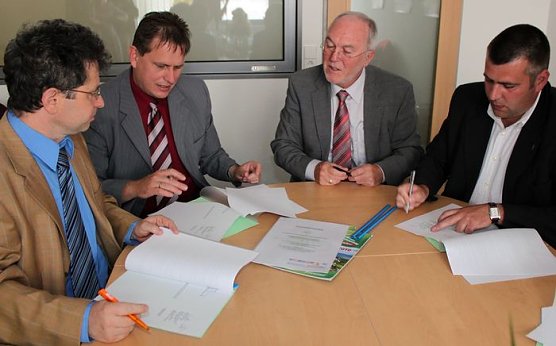 Unterzeichnet (Foto: J. Piper) Unterzeichnet (Foto: J. Piper)