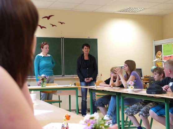 Frau Schneider und Bianca Henne er&ouml;ffnen die kleine Zeremonie (Foto: Angelo Glashagel)